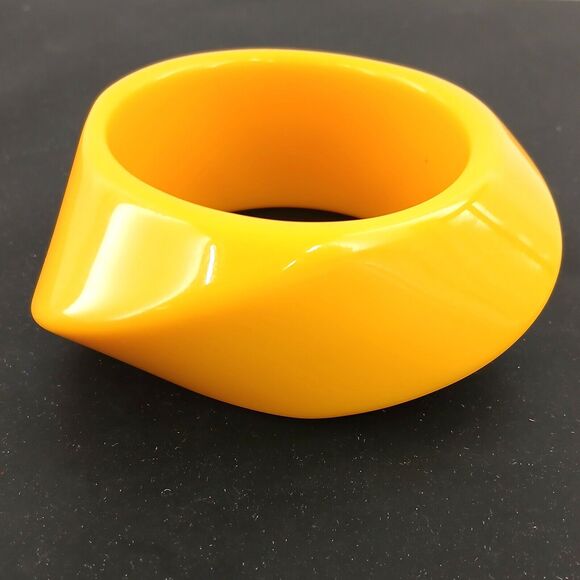Vintage Chunky Yellow Bakelite Bangle Bracelet 2.5” Abstract Design - Picture 5 of 12